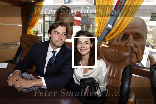 Hilversum Barneveld 13 juni 2020
Thierry Baudet gaat het land in om de krantjes van Forum voor democratie uit te delen. Zijn vriendin Davide legt alles vast met haar camera.