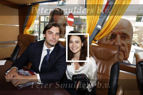 Hilversum Barneveld 13 juni 2020
Thierry Baudet gaat het land in om de krantjes van Forum voor democratie uit te delen. Zijn vriendin Davide legt alles vast met haar camera.
