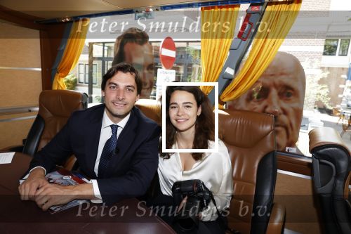 Hilversum Barneveld 13 juni 2020
Thierry Baudet gaat het land in om de krantjes van Forum voor democratie uit te delen. Zijn vriendin Davide legt alles vast met haar camera.