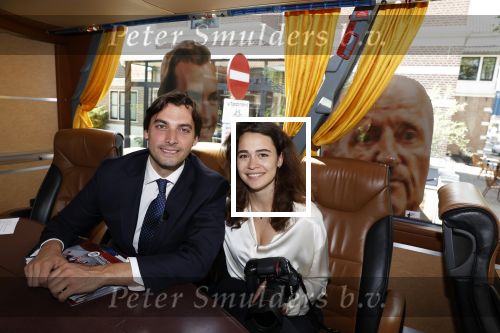 Hilversum Barneveld 13 juni 2020
Thierry Baudet gaat het land in om de krantjes van Forum voor democratie uit te delen. Zijn vriendin Davide legt alles vast met haar camera.