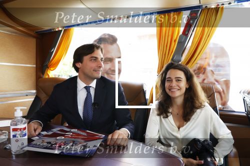 Hilversum Barneveld 13 juni 2020
Thierry Baudet gaat het land in om de krantjes van Forum voor democratie uit te delen. Zijn vriendin Davide legt alles vast met haar camera.