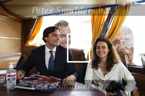 Hilversum Barneveld 13 juni 2020
Thierry Baudet gaat het land in om de krantjes van Forum voor democratie uit te delen. Zijn vriendin Davide legt alles vast met haar camera.
