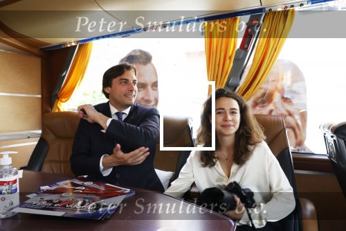 Hilversum Barneveld 13 juni 2020
Thierry Baudet gaat het land in om de krantjes van Forum voor democratie uit te delen. Zijn vriendin Davide legt alles vast met haar camera.
