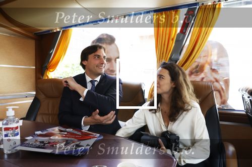 Hilversum Barneveld 13 juni 2020
Thierry Baudet gaat het land in om de krantjes van Forum voor democratie uit te delen. Zijn vriendin Davide legt alles vast met haar camera.