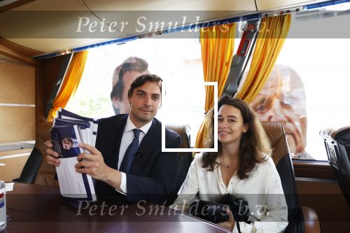 Hilversum Barneveld 13 juni 2020
Thierry Baudet gaat het land in om de krantjes van Forum voor democratie uit te delen. Zijn vriendin Davide legt alles vast met haar camera.