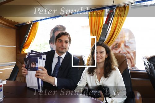 Hilversum Barneveld 13 juni 2020
Thierry Baudet gaat het land in om de krantjes van Forum voor democratie uit te delen. Zijn vriendin Davide legt alles vast met haar camera.