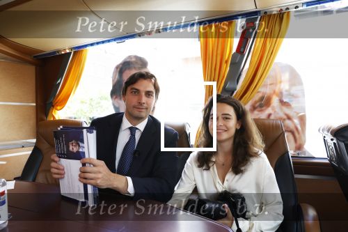 Hilversum Barneveld 13 juni 2020
Thierry Baudet gaat het land in om de krantjes van Forum voor democratie uit te delen. Zijn vriendin Davide legt alles vast met haar camera.