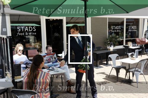 Hilversum Barneveld 13 juni 2020
Thierry Baudet gaat het land in om de krantjes van Forum voor democratie uit te delen. Zijn vriendin Davide legt alles vast met haar camera.
