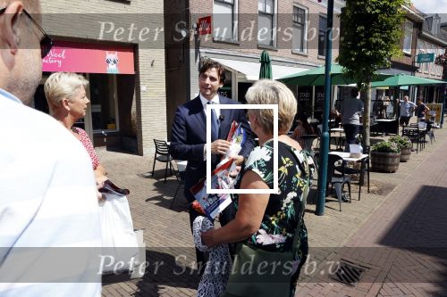 Hilversum Barneveld 13 juni 2020
Thierry Baudet gaat het land in om de krantjes van Forum voor democratie uit te delen. Zijn vriendin Davide legt alles vast met haar camera.