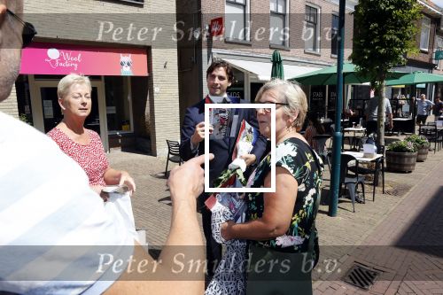 Hilversum Barneveld 13 juni 2020
Thierry Baudet gaat het land in om de krantjes van Forum voor democratie uit te delen. Zijn vriendin Davide legt alles vast met haar camera.