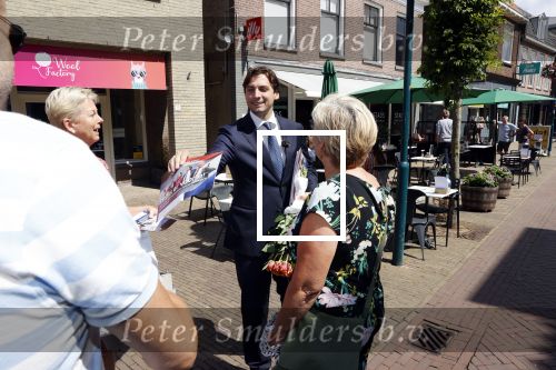 Hilversum Barneveld 13 juni 2020
Thierry Baudet gaat het land in om de krantjes van Forum voor democratie uit te delen. Zijn vriendin Davide legt alles vast met haar camera.