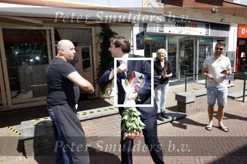 Hilversum Barneveld 13 juni 2020
Thierry Baudet gaat het land in om de krantjes van Forum voor democratie uit te delen. Zijn vriendin Davide legt alles vast met haar camera.