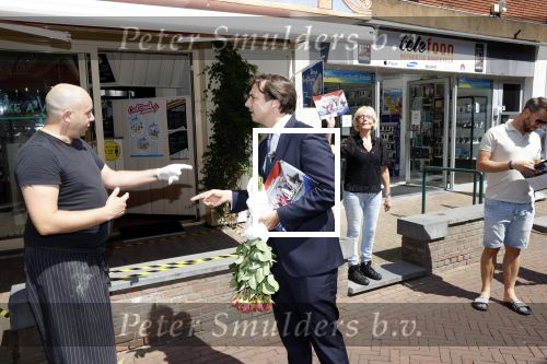 Hilversum Barneveld 13 juni 2020
Thierry Baudet gaat het land in om de krantjes van Forum voor democratie uit te delen. Zijn vriendin Davide legt alles vast met haar camera.
