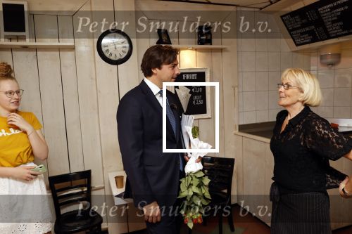 Hilversum Barneveld 13 juni 2020
Thierry Baudet gaat het land in om de krantjes van Forum voor democratie uit te delen. Zijn vriendin Davide legt alles vast met haar camera.