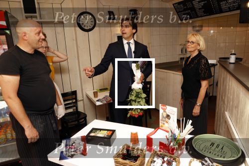 Hilversum Barneveld 13 juni 2020
Thierry Baudet gaat het land in om de krantjes van Forum voor democratie uit te delen. Zijn vriendin Davide legt alles vast met haar camera.
