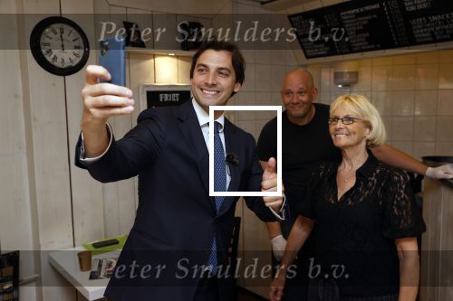 Hilversum Barneveld 13 juni 2020
Thierry Baudet gaat het land in om de krantjes van Forum voor democratie uit te delen. Zijn vriendin Davide legt alles vast met haar camera.