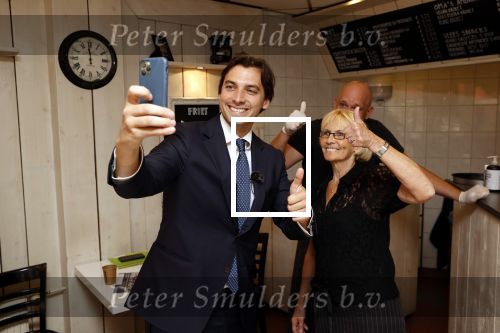 Hilversum Barneveld 13 juni 2020
Thierry Baudet gaat het land in om de krantjes van Forum voor democratie uit te delen. Zijn vriendin Davide legt alles vast met haar camera.