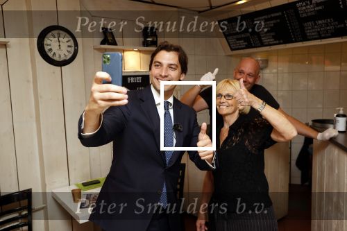 Hilversum Barneveld 13 juni 2020
Thierry Baudet gaat het land in om de krantjes van Forum voor democratie uit te delen. Zijn vriendin Davide legt alles vast met haar camera.