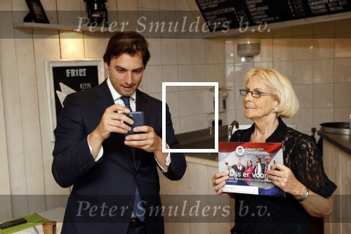 Hilversum Barneveld 13 juni 2020
Thierry Baudet gaat het land in om de krantjes van Forum voor democratie uit te delen. Zijn vriendin Davide legt alles vast met haar camera.