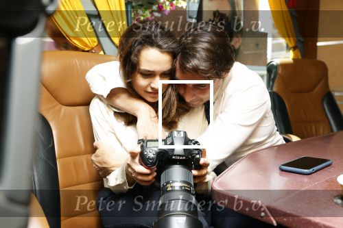 Hilversum Barneveld 13 juni 2020
Thierry Baudet gaat het land in om de krantjes van Forum voor democratie uit te delen. Zijn vriendin Davide legt alles vast met haar camera.