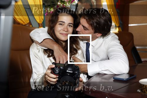 Hilversum Barneveld 13 juni 2020
Thierry Baudet gaat het land in om de krantjes van Forum voor democratie uit te delen. Zijn vriendin Davide legt alles vast met haar camera.