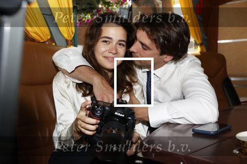 Hilversum Barneveld 13 juni 2020
Thierry Baudet gaat het land in om de krantjes van Forum voor democratie uit te delen. Zijn vriendin Davide legt alles vast met haar camera.