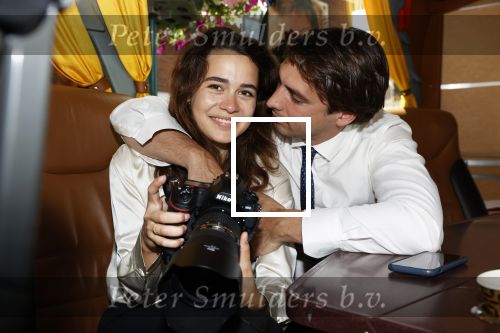 Hilversum Barneveld 13 juni 2020
Thierry Baudet gaat het land in om de krantjes van Forum voor democratie uit te delen. Zijn vriendin Davide legt alles vast met haar camera.