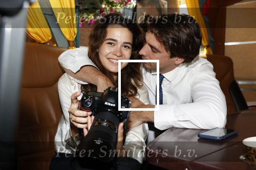 Hilversum Barneveld 13 juni 2020
Thierry Baudet gaat het land in om de krantjes van Forum voor democratie uit te delen. Zijn vriendin Davide legt alles vast met haar camera.