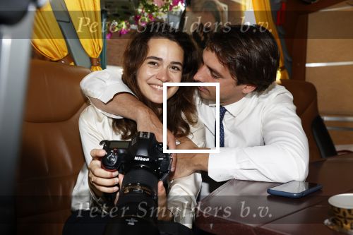 Hilversum Barneveld 13 juni 2020
Thierry Baudet gaat het land in om de krantjes van Forum voor democratie uit te delen. Zijn vriendin Davide legt alles vast met haar camera.