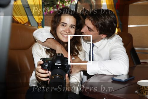Hilversum Barneveld 13 juni 2020
Thierry Baudet gaat het land in om de krantjes van Forum voor democratie uit te delen. Zijn vriendin Davide legt alles vast met haar camera.