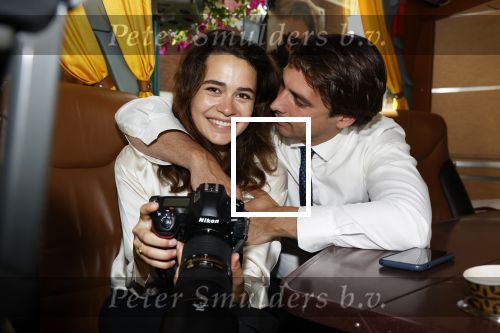 Hilversum Barneveld 13 juni 2020
Thierry Baudet gaat het land in om de krantjes van Forum voor democratie uit te delen. Zijn vriendin Davide legt alles vast met haar camera.