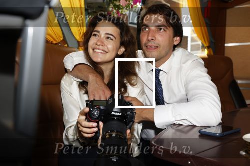 Hilversum Barneveld 13 juni 2020
Thierry Baudet gaat het land in om de krantjes van Forum voor democratie uit te delen. Zijn vriendin Davide legt alles vast met haar camera.