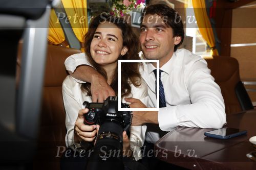 Hilversum Barneveld 13 juni 2020
Thierry Baudet gaat het land in om de krantjes van Forum voor democratie uit te delen. Zijn vriendin Davide legt alles vast met haar camera.