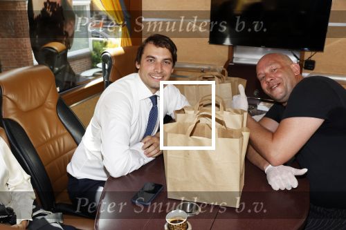 Hilversum Barneveld 13 juni 2020
Thierry Baudet gaat het land in om de krantjes van Forum voor democratie uit te delen. Zijn vriendin Davide legt alles vast met haar camera.