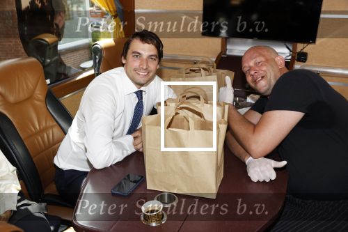 Hilversum Barneveld 13 juni 2020
Thierry Baudet gaat het land in om de krantjes van Forum voor democratie uit te delen. Zijn vriendin Davide legt alles vast met haar camera.