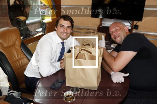 Hilversum Barneveld 13 juni 2020
Thierry Baudet gaat het land in om de krantjes van Forum voor democratie uit te delen. Zijn vriendin Davide legt alles vast met haar camera.