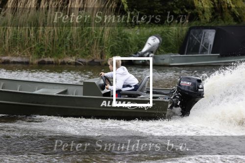 Westzaan 13 mei 2020
Wolter Kroes en zijn zoon Tom varen in een boot bij hun huis
