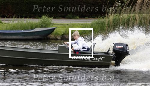 Westzaan 13 mei 2020
Wolter Kroes en zijn zoon Tom varen in een boot bij hun huis