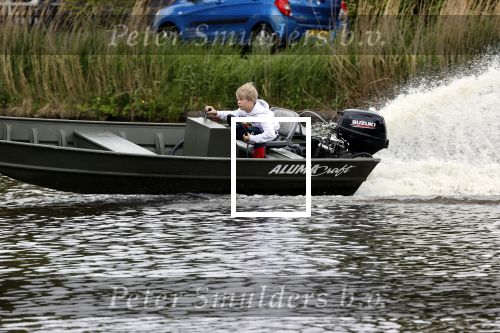 Westzaan 13 mei 2020
Wolter Kroes en zijn zoon Tom varen in een boot bij hun huis