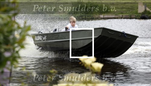 Westzaan 13 mei 2020
Wolter Kroes en zijn zoon Tom varen in een boot bij hun huis
