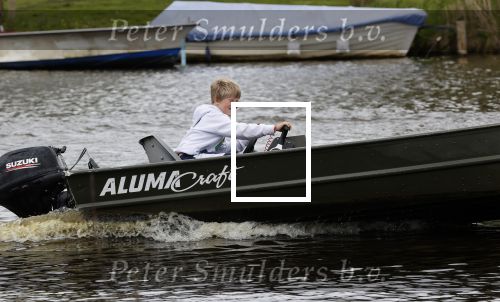 Westzaan 13 mei 2020
Wolter Kroes en zijn zoon Tom varen in een boot bij hun huis