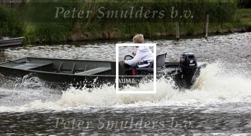 Westzaan 13 mei 2020
Wolter Kroes en zijn zoon Tom varen in een boot bij hun huis