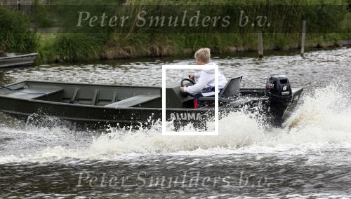 Westzaan 13 mei 2020
Wolter Kroes en zijn zoon Tom varen in een boot bij hun huis