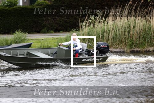 Westzaan 13 mei 2020
Wolter Kroes en zijn zoon Tom varen in een boot bij hun huis