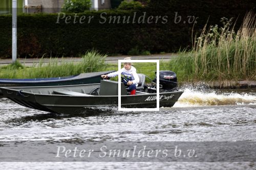 Westzaan 13 mei 2020
Wolter Kroes en zijn zoon Tom varen in een boot bij hun huis