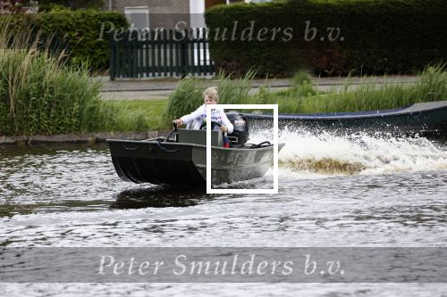 Westzaan 13 mei 2020
Wolter Kroes en zijn zoon Tom varen in een boot bij hun huis