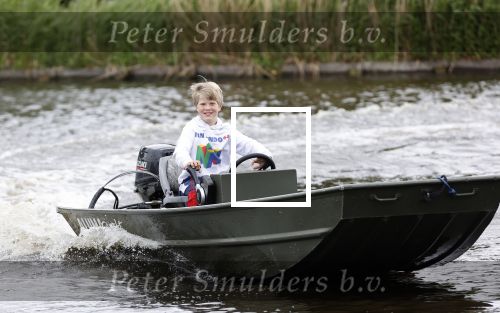 Westzaan 13 mei 2020
Wolter Kroes en zijn zoon Tom varen in een boot bij hun huis