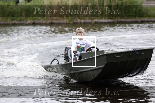 Westzaan 13 mei 2020
Wolter Kroes en zijn zoon Tom varen in een boot bij hun huis