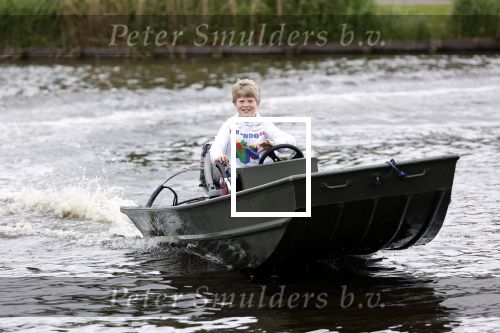 Westzaan 13 mei 2020
Wolter Kroes en zijn zoon Tom varen in een boot bij hun huis