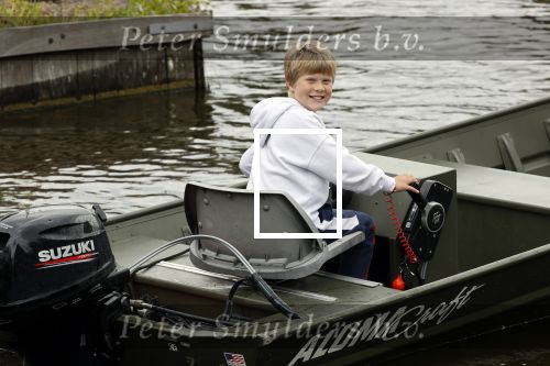 Westzaan 13 mei 2020
Wolter Kroes en zijn zoon Tom varen in een boot bij hun huis